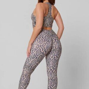 Lici pink and black snakeskin scrunch butt leggings size small